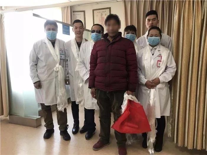 米先生为表达感激之情  为医护人员献上洁白的哈达
